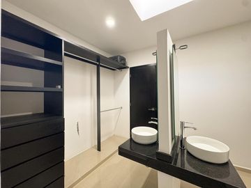 CASA EN LOMAS RESIDENCIAL CON HAB. EN PB EN VENTA