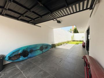 CASA EN LOMAS RESIDENCIAL CON HAB. EN PB EN VENTA