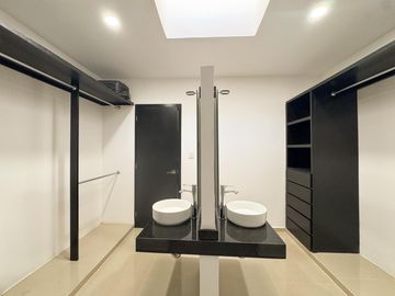 CASA EN LOMAS RESIDENCIAL CON HAB. EN PB EN VENTA