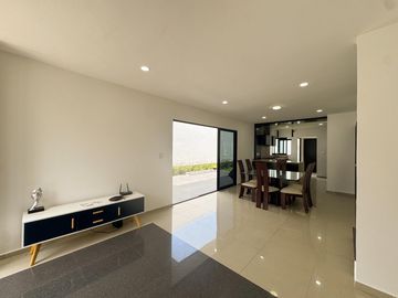 CASA EN LOMAS RESIDENCIAL CON HAB. EN PB EN VENTA