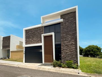 CASA EN LOMAS RESIDENCIAL CON HAB. EN PB EN VENTA