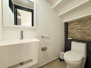 CASA EN LOMAS RESIDENCIAL CON HAB. EN PB EN VENTA