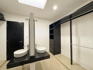 CASA EN LOMAS RESIDENCIAL CON HAB. EN PB EN VENTA