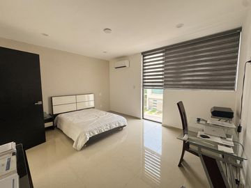 CASA EN LOMAS RESIDENCIAL CON HAB. EN PB EN VENTA