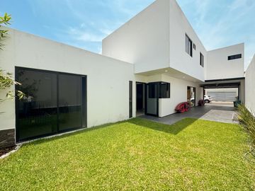 CASA EN LOMAS RESIDENCIAL CON HAB. EN PB EN VENTA