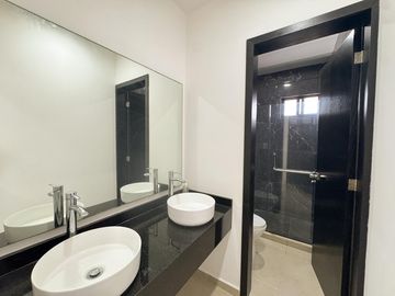 CASA EN LOMAS RESIDENCIAL CON HAB. EN PB EN VENTA