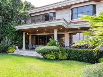 CASA EN BOSQUES DE LAS LOMAS CON HERMOSO JARDIN
