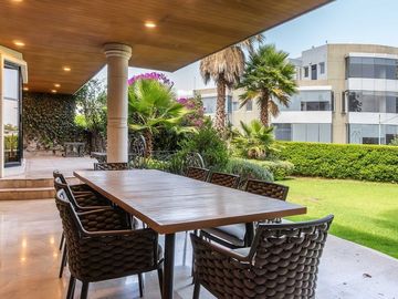CASA EN BOSQUES DE LAS LOMAS CON HERMOSO JARDIN
