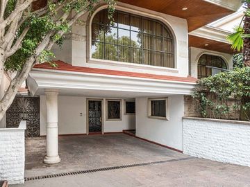 CASA EN BOSQUES DE LAS LOMAS CON HERMOSO JARDIN