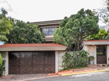 CASA EN BOSQUES DE LAS LOMAS CON HERMOSO JARDIN