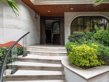 CASA EN BOSQUES DE LAS LOMAS CON HERMOSO JARDIN