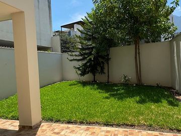 CASA EN VENTA EN CERRADAS DE CUMBRES SECTOR VERONA