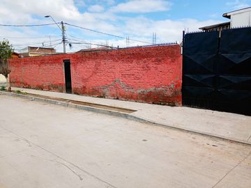 CASA ESQUINA EN VENTA EN CERRO NAVIA  200 M2 DE TERRENO