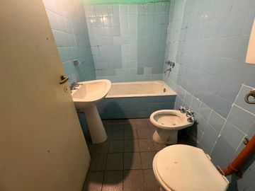 Venta departamento 2 ambientes con patio balvanera