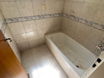 EN VENTA CASA A RECICLAR SEMICENTRO TANDIL