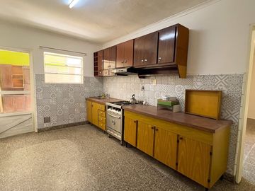 EN VENTA CASA A RECICLAR SEMICENTRO TANDIL