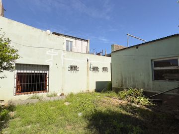 EN VENTA CASA A RECICLAR SEMICENTRO TANDIL