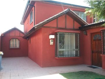 CASA DE 2 PISOS, 4 DORM Y 2 BAÑOS
