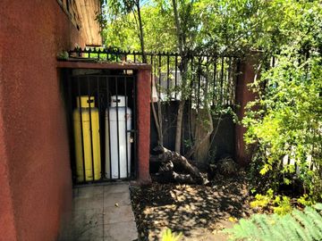 CASA DE 2 PISOS, 4 DORM Y 2 BAÑOS