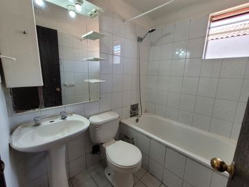 CASA DE 2 PISOS, 4 DORM Y 2 BAÑOS