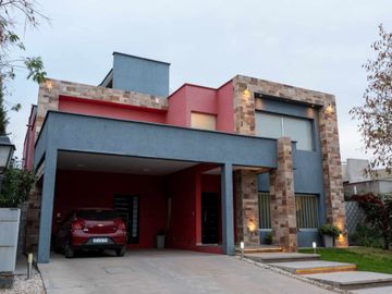 EXCLUSIVA CASA EN B° PRIVADO ZONA CLUB DE CAMPO