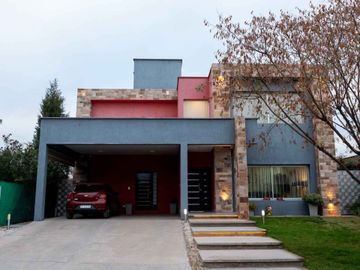 EXCLUSIVA CASA EN B° PRIVADO ZONA CLUB DE CAMPO