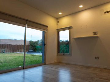 EXCLUSIVA CASA EN B° PRIVADO ZONA CLUB DE CAMPO