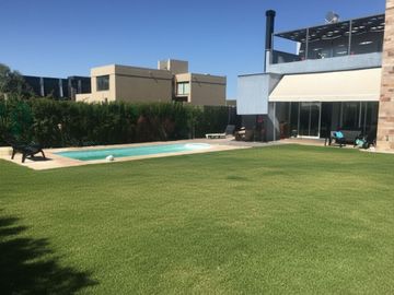 EXCLUSIVA CASA EN B° PRIVADO ZONA CLUB DE CAMPO