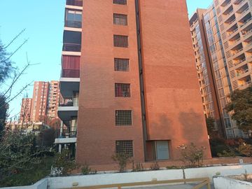 Vendo amplio departamento 2D 2B estacionamiento y Bodega en Macul.