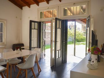 CASA EN VENTA 4 AMBIENTES CON AMPLIO FONDO ADROGUE