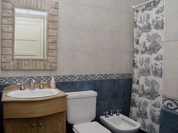 CASA EN VENTA 4 AMBIENTES CON AMPLIO FONDO ADROGUE