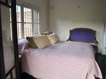 CASA EN VENTA 4 AMBIENTES CON AMPLIO FONDO ADROGUE