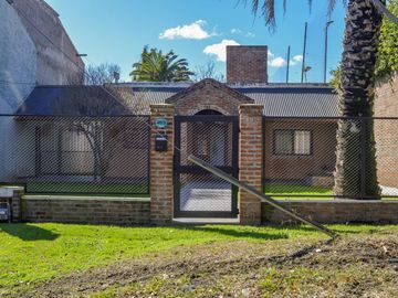 CASA EN VENTA 4 AMBIENTES CON AMPLIO FONDO ADROGUE
