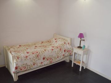 CASA EN VENTA 4 AMBIENTES CON AMPLIO FONDO ADROGUE