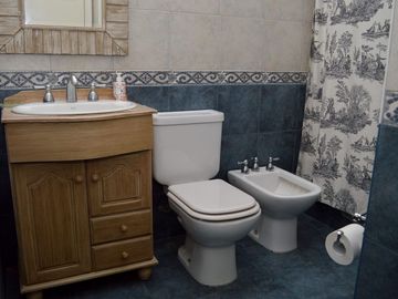 CASA EN VENTA 4 AMBIENTES CON AMPLIO FONDO ADROGUE