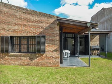 CASA EN VENTA 4 AMBIENTES CON AMPLIO FONDO ADROGUE
