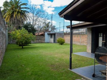 CASA EN VENTA 4 AMBIENTES CON AMPLIO FONDO ADROGUE