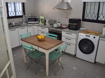 CASA EN VENTA 4 AMBIENTES CON AMPLIO FONDO ADROGUE