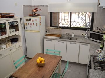 CASA EN VENTA 4 AMBIENTES CON AMPLIO FONDO ADROGUE
