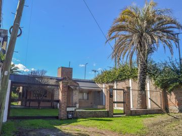 CASA EN VENTA 4 AMBIENTES CON AMPLIO FONDO ADROGUE