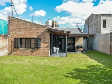 CASA EN VENTA 4 AMBIENTES CON AMPLIO FONDO ADROGUE