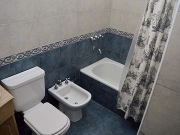 CASA EN VENTA 4 AMBIENTES CON AMPLIO FONDO ADROGUE