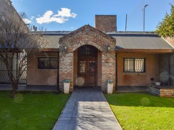CASA EN VENTA 4 AMBIENTES CON AMPLIO FONDO ADROGUE