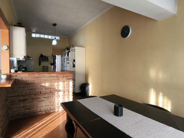 CASA 3 DORMITORIOS CON COCHERA Y PATIO EN BURZACO