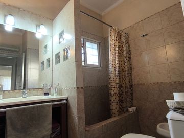 CASA 3 DORMITORIOS CON COCHERA Y PATIO EN BURZACO