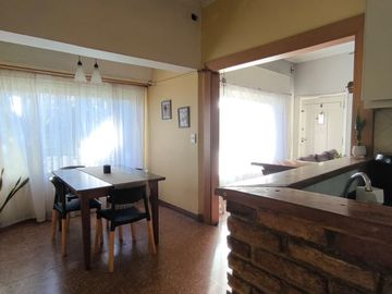 CASA 3 DORMITORIOS CON COCHERA Y PATIO EN BURZACO
