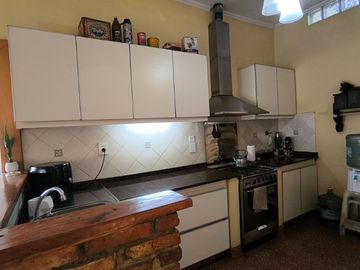 CASA 3 DORMITORIOS CON COCHERA Y PATIO EN BURZACO