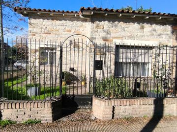 CASA 3 DORMITORIOS CON COCHERA Y PATIO EN BURZACO