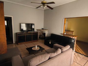 CASA 3 DORMITORIOS CON COCHERA Y PATIO EN BURZACO