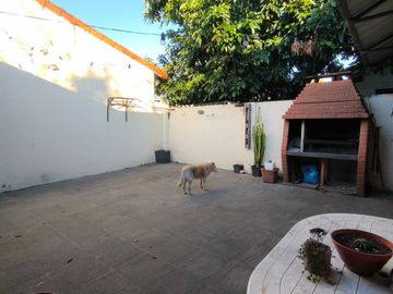 CASA 3 DORMITORIOS CON COCHERA Y PATIO EN BURZACO